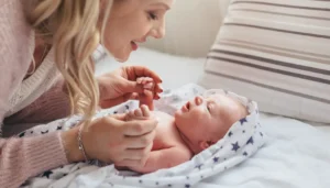 Dobra relacja z matką to podstawa zdrowia. Mama i noworodek patrzą na siebie.